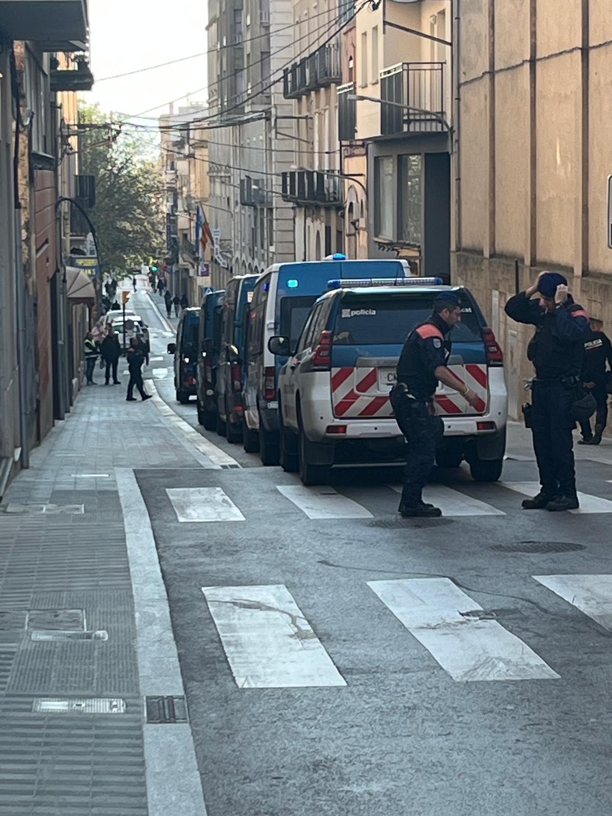 El carrer Col·legi ha quedat tallat al trànsit a primera hora del matí.