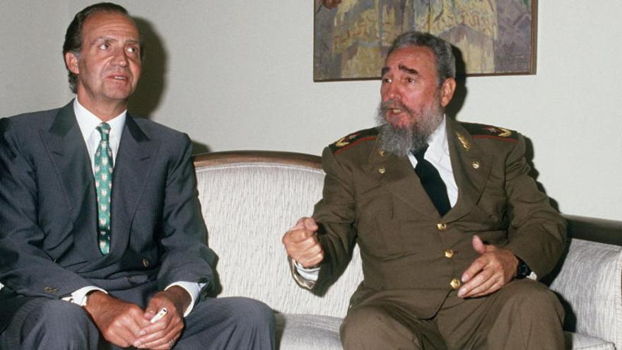 Don Juan Carlos, con Fidel Castro en una imagen de 1991.