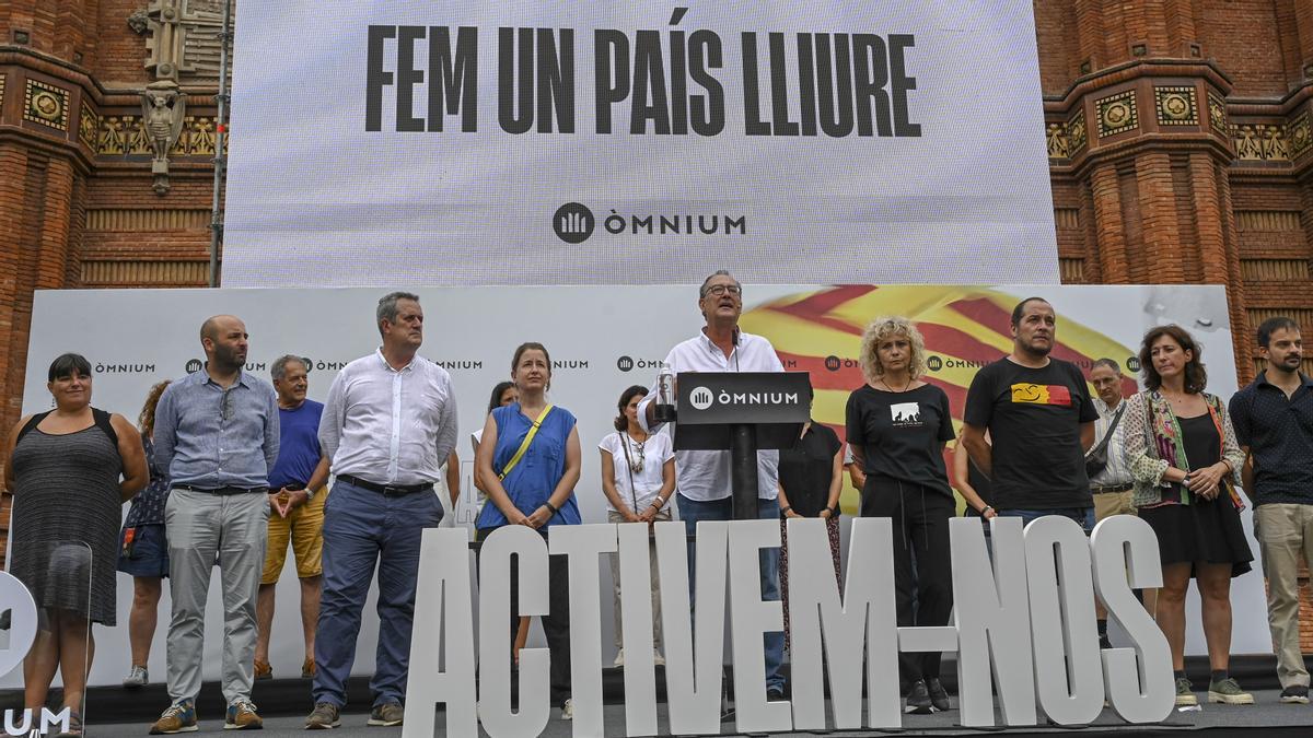 La junta directiva de Òmnium Cultural, que preside Xavier Antich, durante el acto convocado por la organización en Arc de Triomf durante la Diada Nacional de Catalunya.