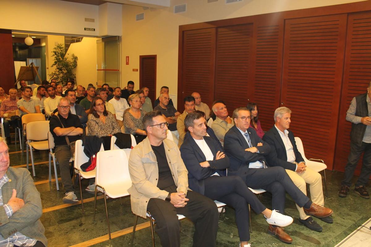 Los representantes institucionales y público asistente en el Día del Entrenador, celebrado este lunes en Villafranca.