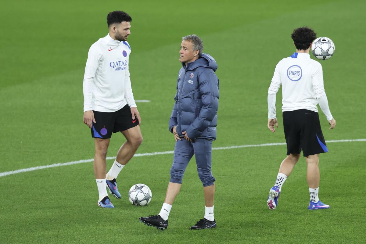 Gonçalo Ramos y Luis Enrique, durante el entrenamiento del PSG