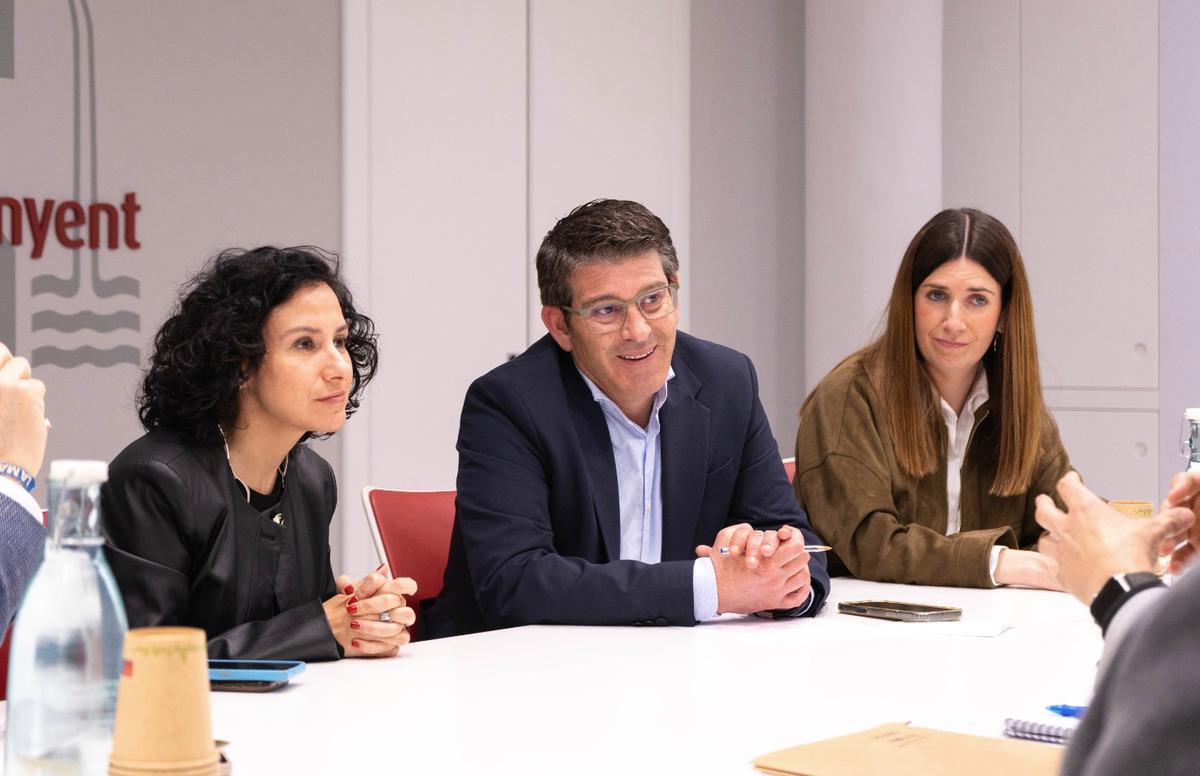 Elena Albalat, Jorge Rodríguez y Paula Soler, en una de la reuniones mantenidas hoy en Ontinyent.