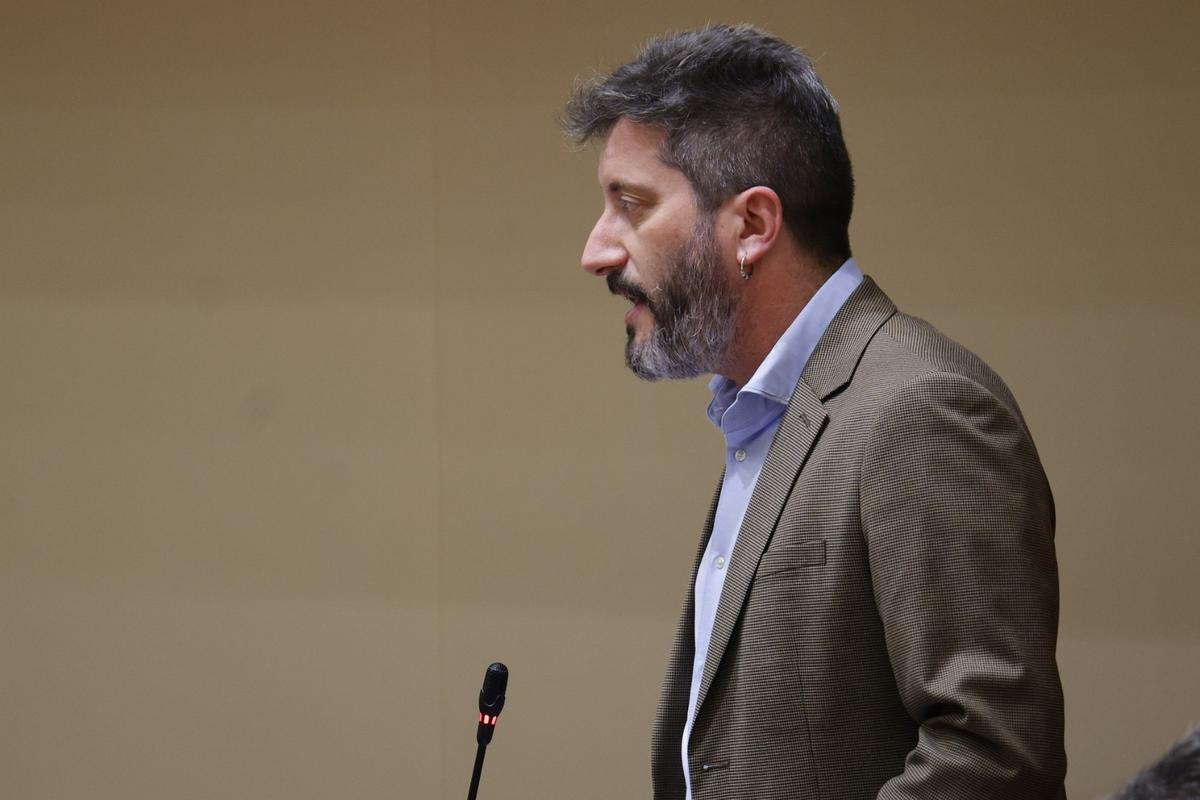 Víctor Egío, diputado de Podemos, este viernes en la sesión de control al Gobierno.