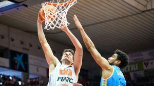 Sergi Martínez (i), del Basquet Girona, y Louis Labeyrie, del Gran Canaria, durante un momento del partido entre el Girona y el Gran Canaria disputado este domingo en el pabellón Fontajau de Girona. EFE/David Borrat. basquet girona . dreamland gran canaria 