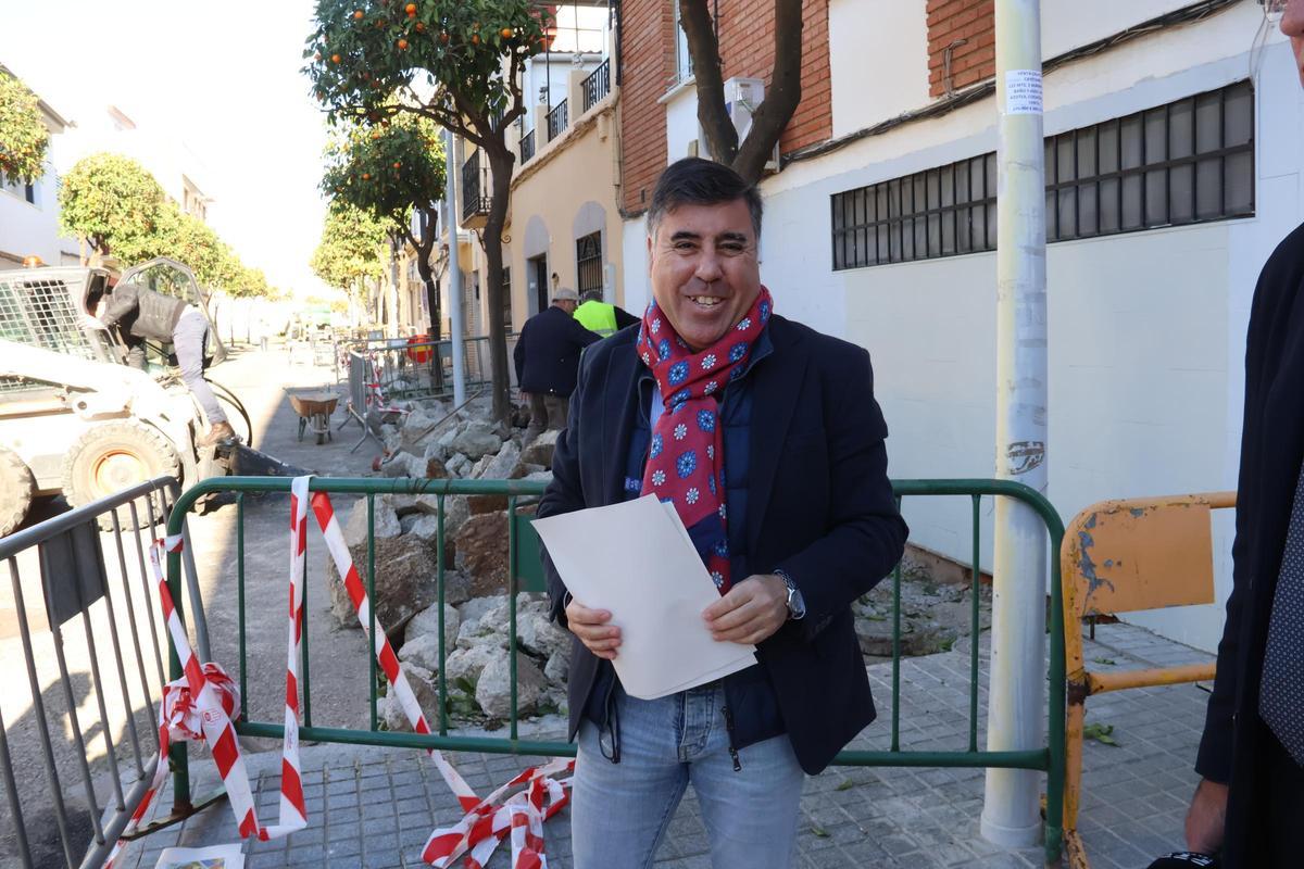 El delegado Miguel Ruiz Madruga, en la calle El Vacar, que se remodela con fondos del PFEA.