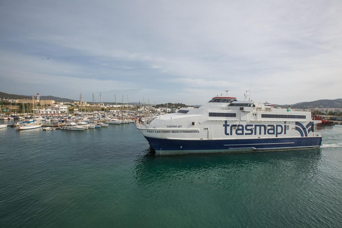 Uno de los barcos de Trasmapi en el puerto de Ibiza.