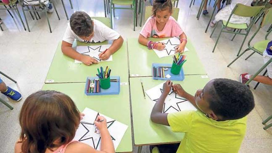 Alumnos de un colegio de Palma en su primer día de clase de este curso.