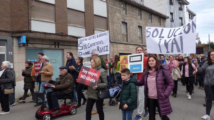 Cornellana se echa a la calle para protestar contra el cierre de las sucursales bancarias