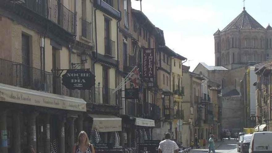 Vecinos pasean por la Plaza Mayor de la ciudad. Foto