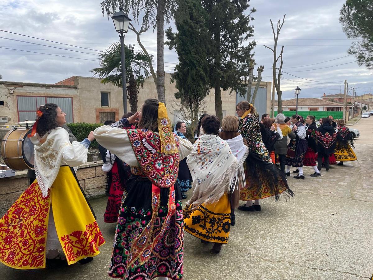 GALERÍA | Las águedas de Pajares salen procesión y bailan La Peregrina
