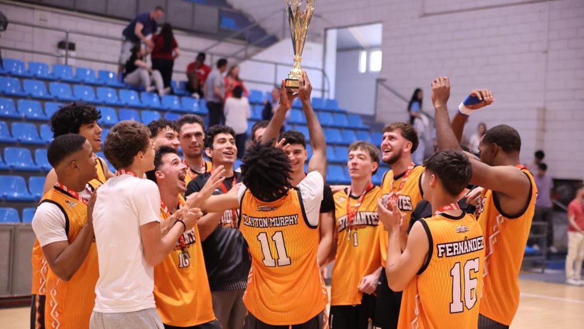 Los jugadores del Estudiantes Cartagena, celebrando el ascenso a Tercera FEB