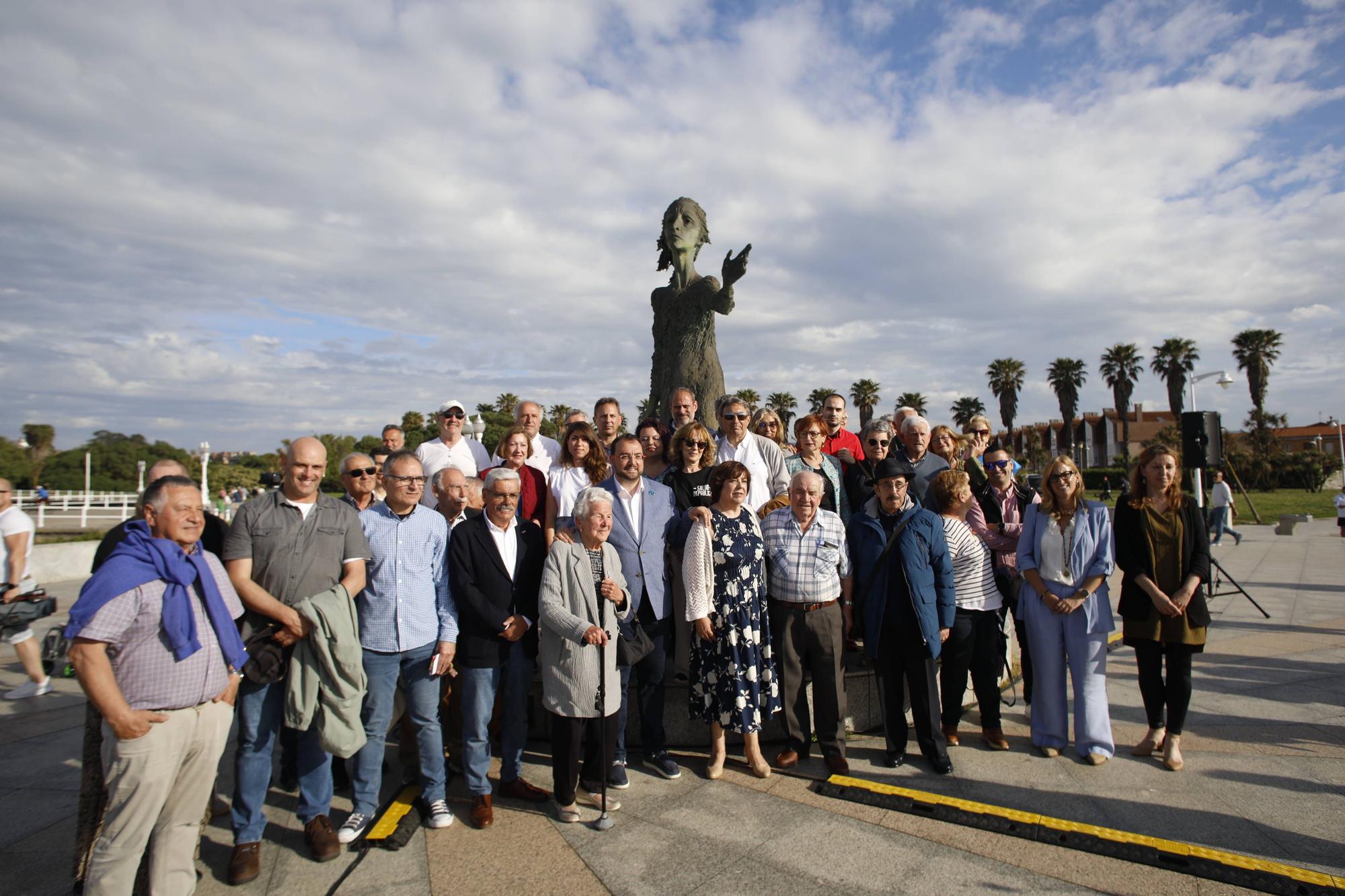 EN IMÁGENES:  Así fue el homenaje a los exiliados por la Guerra Civil y la posterior represión franquista organizado por los socialistas de Gijón junto a la estatua de "La Madre del Emigrante"