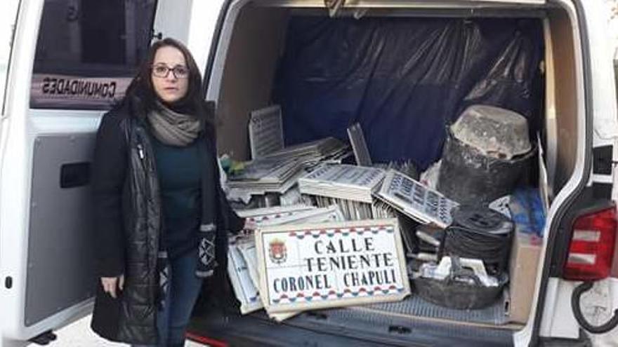 María José Espuch con las placas antiguas en una imagen de la red social de Compromís