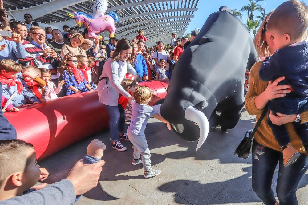 Toros "bravos" y carreras con el San Fermín infantil en de las fiestas patronales de Torrevieja