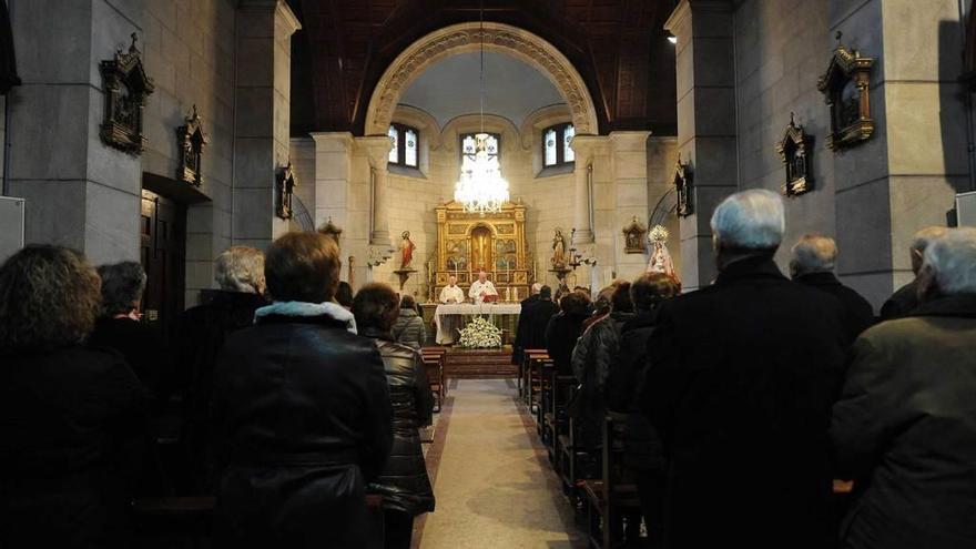 La misa por San Antón, ayer, en la iglesia de La Foz de Morcín.