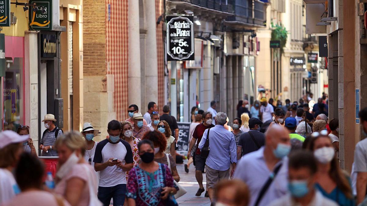 Viandantes en las calles del Centro de Málaga. |  ÁLEX ZEA