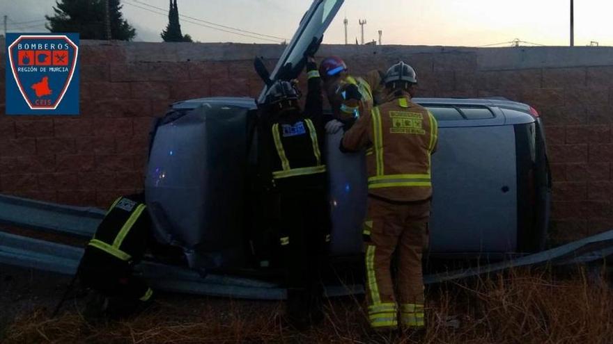 Bomberos del CEIS rescatan a la herida del accidente de Lorca.