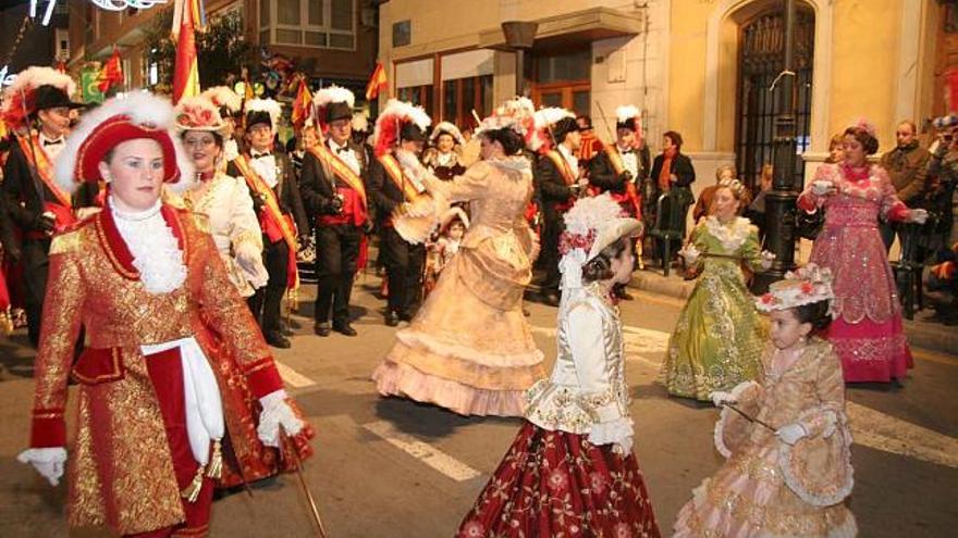 El desfile de comparsas que se celebra en la tarde del día 5 de febrero cierra las Fiestas de Moros y Cristianos de Sax