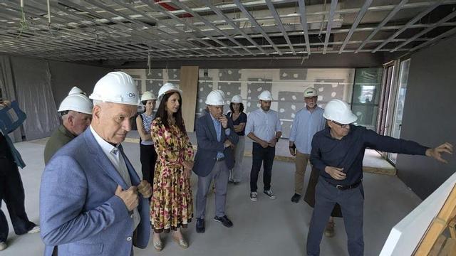 Un instante de la visita, en el interior del inmueble que construye la Xunta.