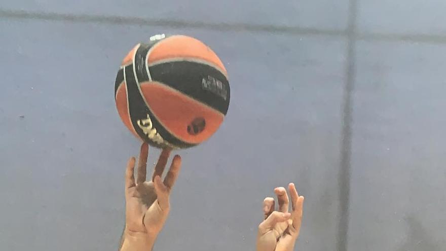 Alejandro Requena, en un partido con el Valencia Basket.