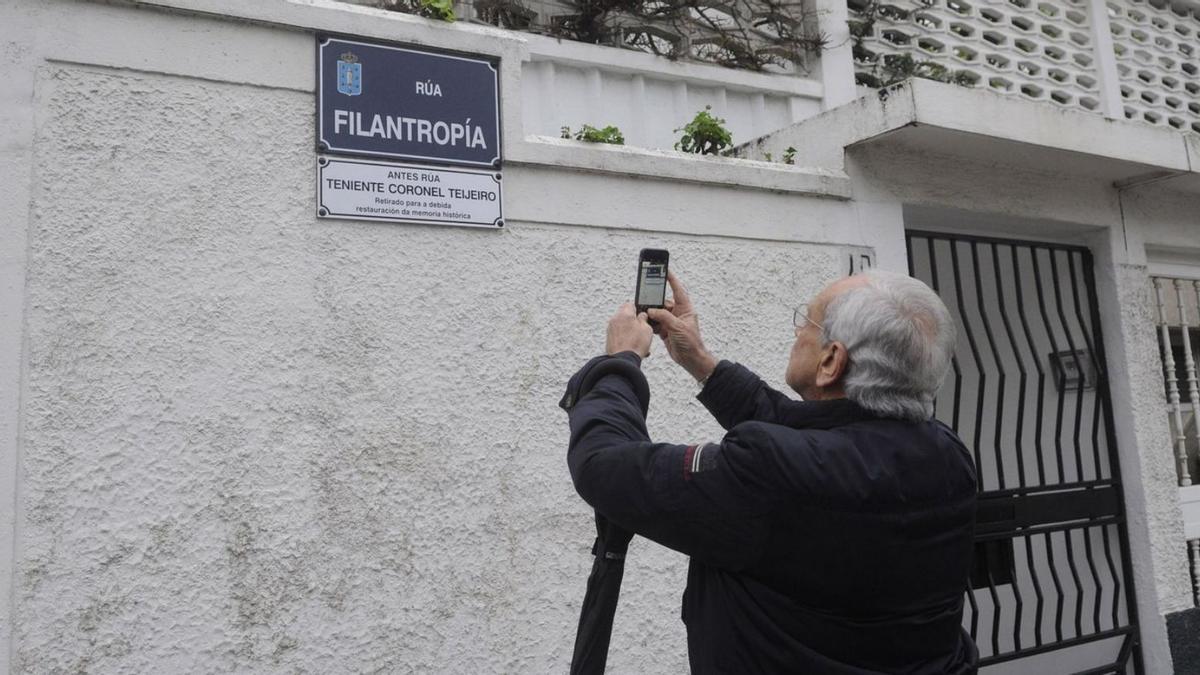 Un ciudadano fotografía la nueva placa tras el cambio de nombre de 2016.   | // CARLOS PARDELLAS