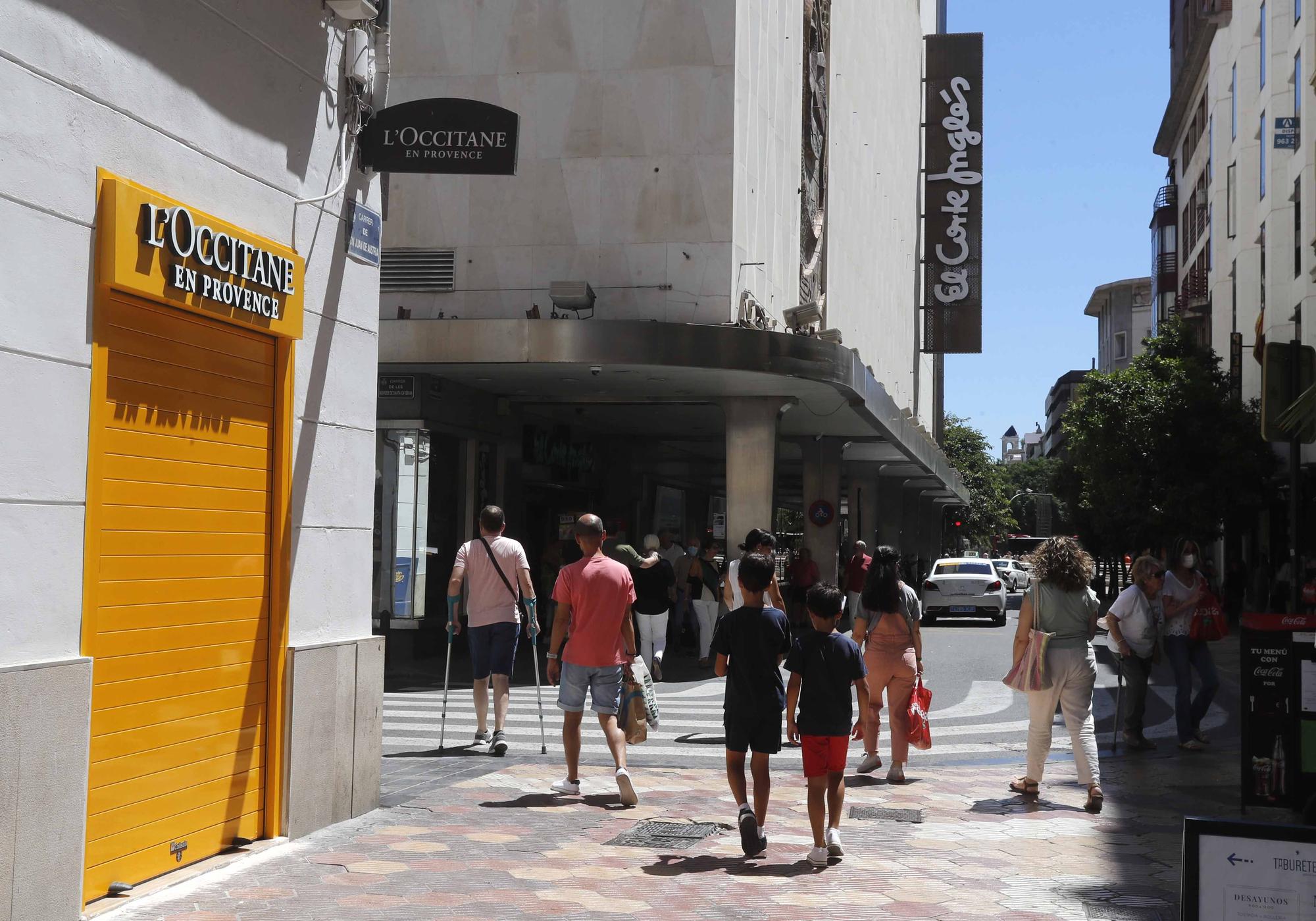 Ambiente festivo en el centro de València por Sant Joan