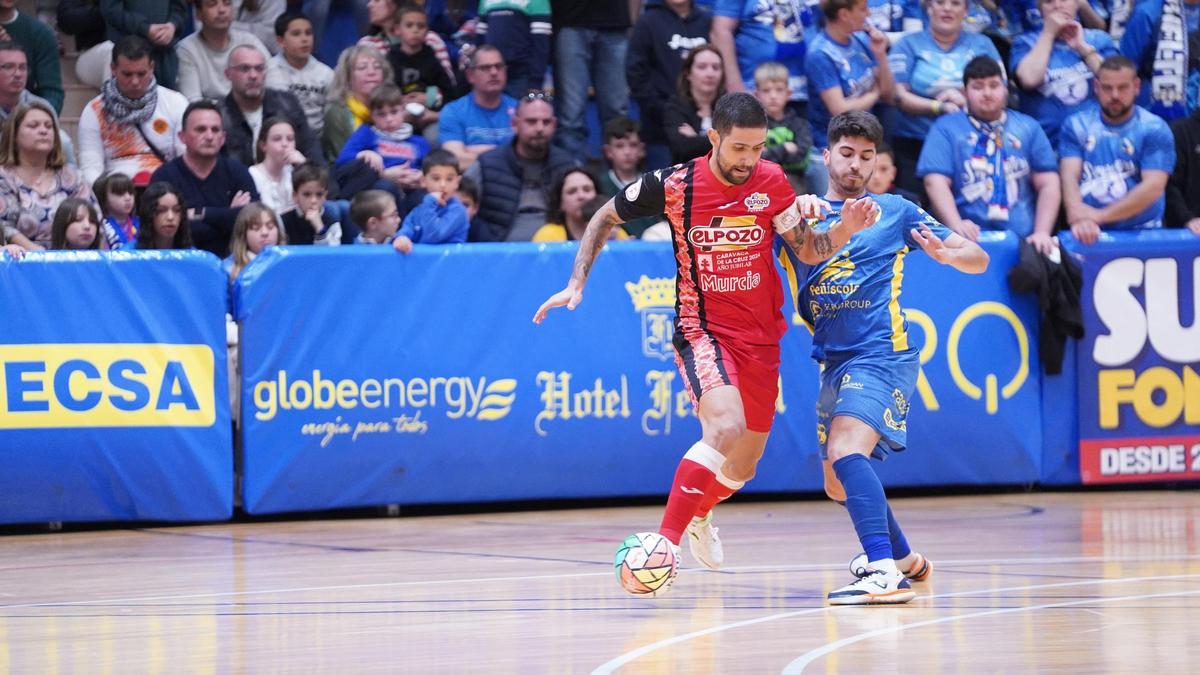 Felipe Valerio, peleando el balón durante el partido