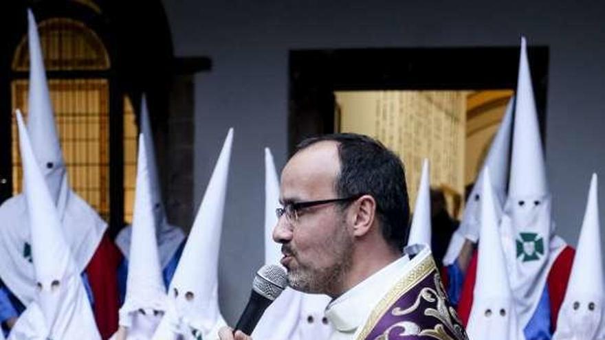 Alfonso López consuela a los cofrades de San Juan por la procesión fallida