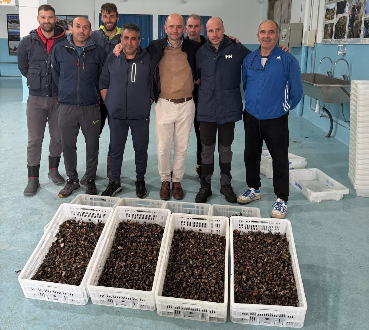 Vicente Mariño, centro, acompañado dalgúns membros da Confraría de Carreira-Aguiño