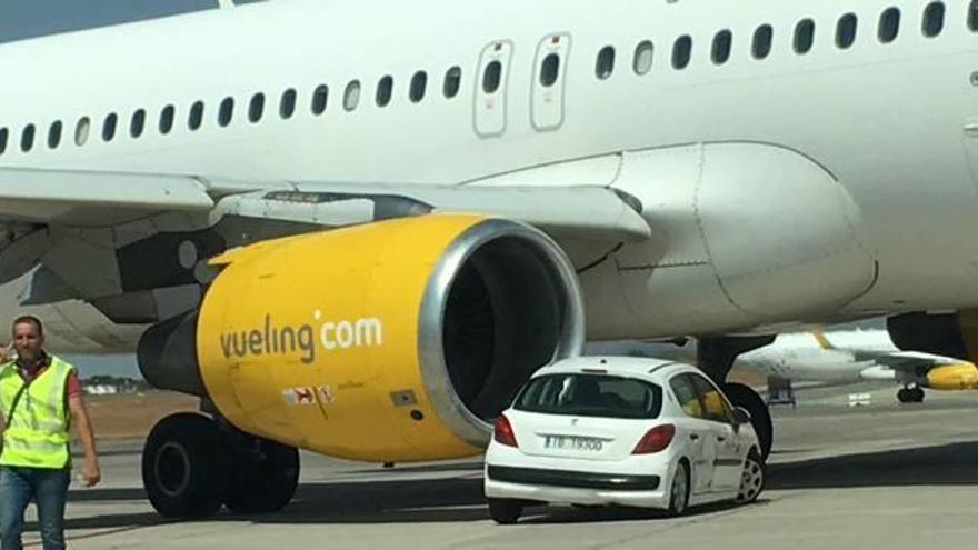 Imagen del impacto del avión de Vueling con un coche de apoyo de la compañía.