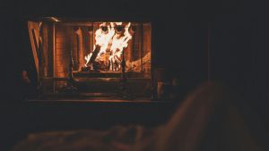 Te desvelamos cómo debes limpiar los cristales de tu chimenea para que queden impolutos