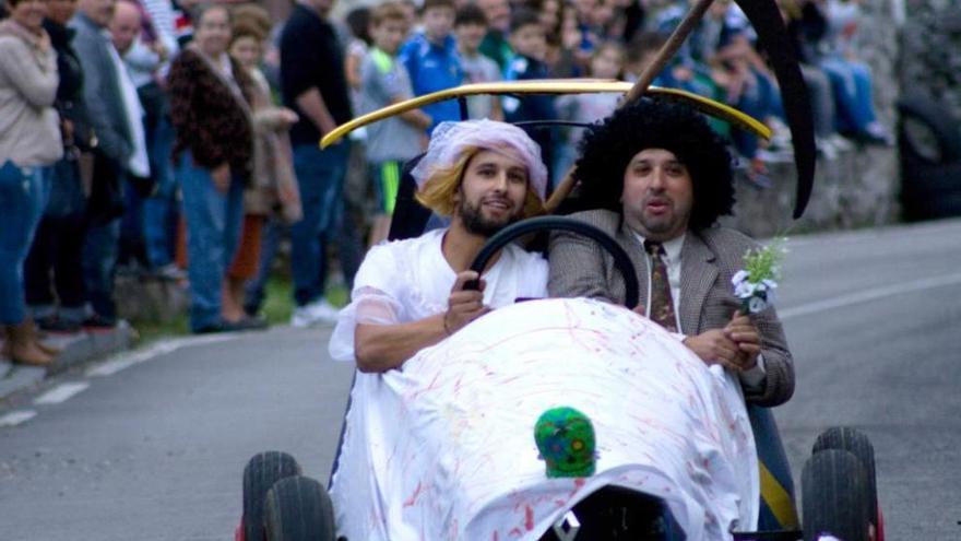 Participantes en la pasada edidión de los &quot;Autos locos&quot; de Colombres.