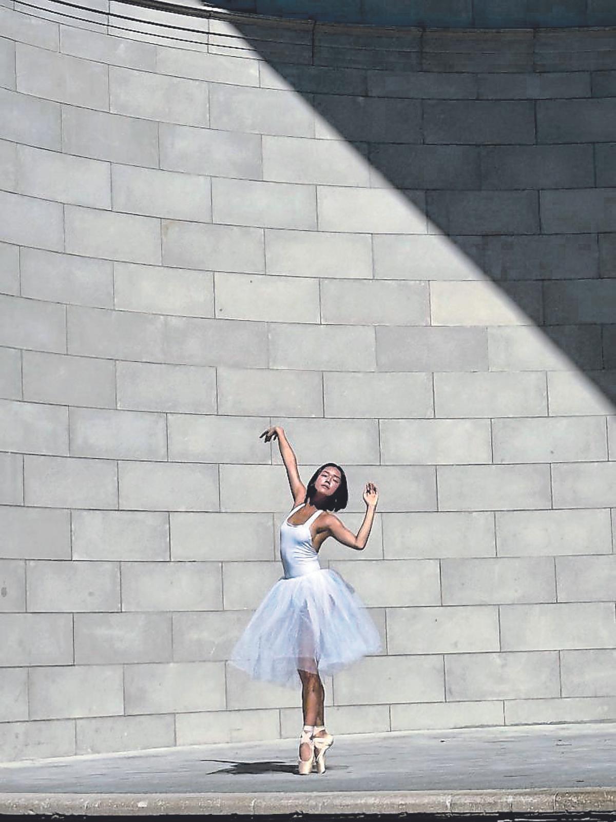 En la imagen, una bailarina interpreta una variación clásica en el Central Park de Nueva York. Fotografía de la autora.