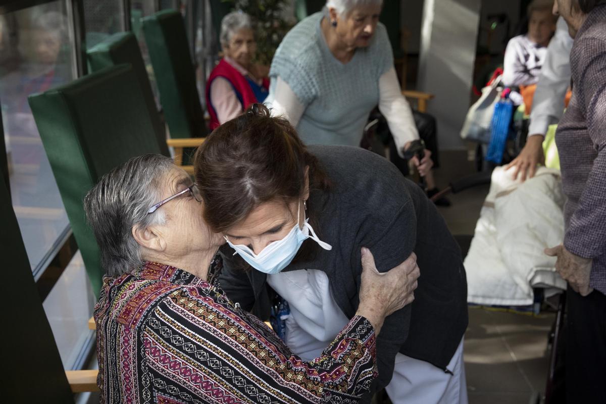 Los ancianos del geriátrico de Sant Pere de les Fonts (Terrassa) reciben la segunda dosis de la vacuna, este jueves.