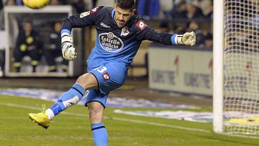 Fabricio golpea el balón en un partido disputado en Riazor.