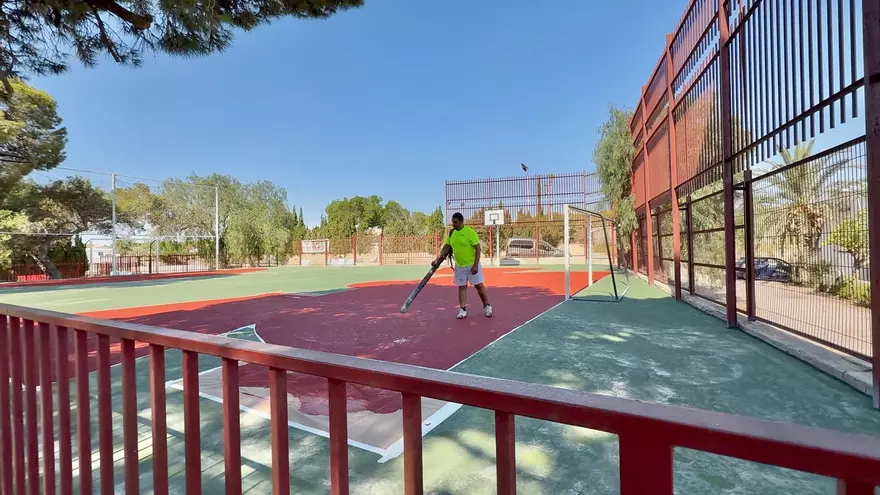 Los patios de los colegios de Elche se ponen guapos en verano