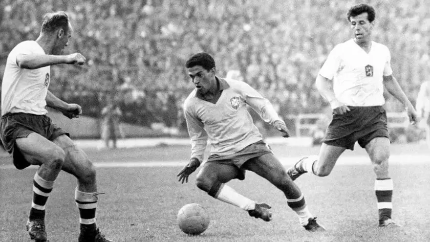 Garrincha, en un partido con su selección