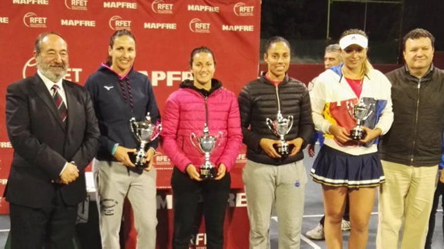 Arantxa Parra y Lara Arruabarrena, con las finalistas