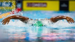 El jamaiquino Alia Atkinson compite en la categoría masculina Individual Medley 100 mts hoy, durante los Campeonatos Mundiales de Natación en Piscina Corta, en Hangzhou (China).