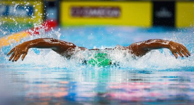 El jamaiquino Alia Atkinson compite en la categoría masculina Individual Medley 100 mts hoy, durante los Campeonatos Mundiales de Natación en Piscina Corta, en Hangzhou (China).