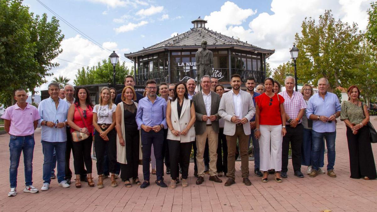 Juan Espadas, junto a dirigentes socialistas en su visita a Peñarroya-Pueblonuevo. |