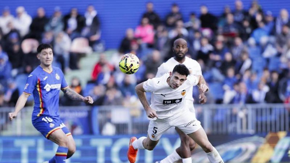 César Tárrega despeja un balón en el Coliseum durante el Getafe - Valencia de LaLiga EA Sports