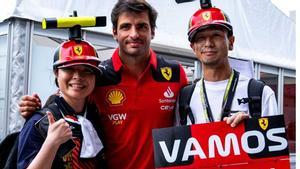 Sainz, en el circuito de Suzuka con sus fans japoneses
