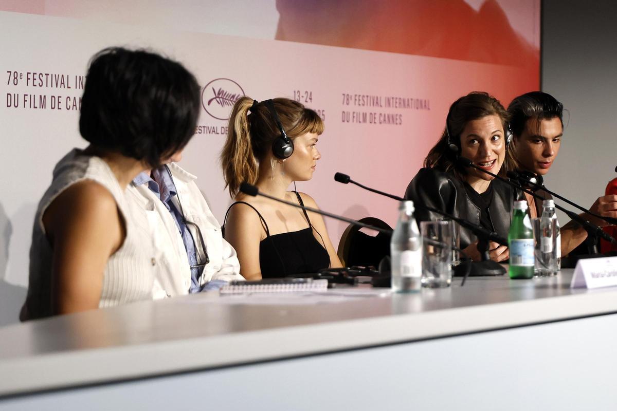 Carla Simón y el equipo de Romería posan en Cannes