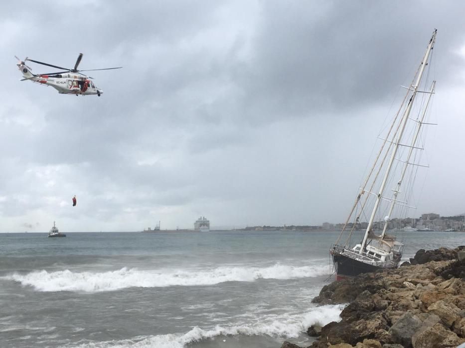 Un velero a la deriva embarranca en Palma