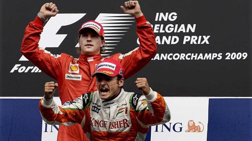 Giancarlo Fisichella se muestra exultante tras el segundo puesto logrado en Spa, con el ganador Kimmi Raikkonen al fondo. / jan woitas / efe