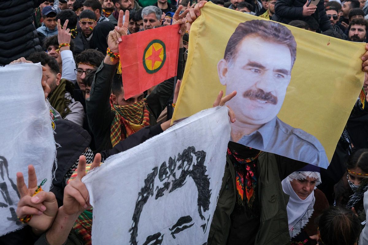 Archivo - Banderas con la imagen del encarcelado líder del Partido de los Trabajadores del Kurdistán (PKK) y el logo del grupo kurdo durante una protesta en Diyarbakir, Turquía (archivo)