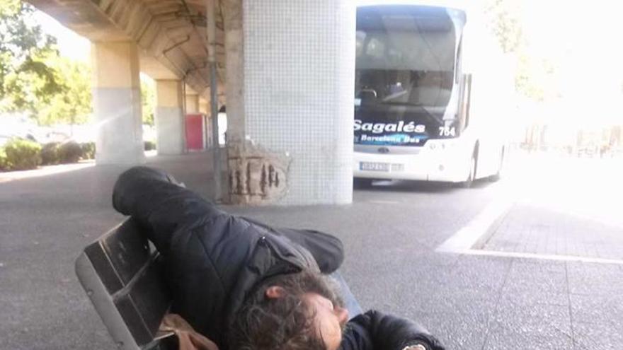 L´Antonio, en un banc situat sota les vies del tren a Girona