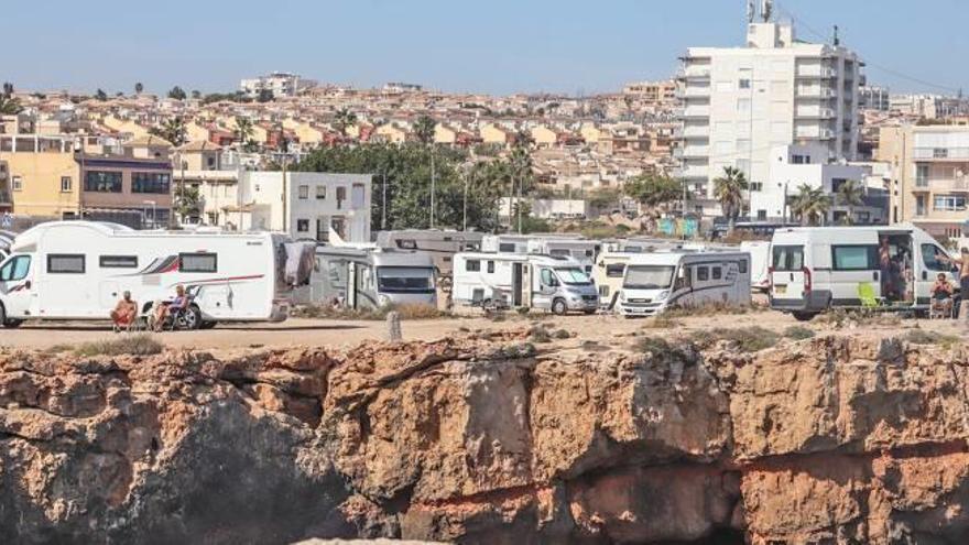 Imagen de las caravanas en las calas de Torrevieja.