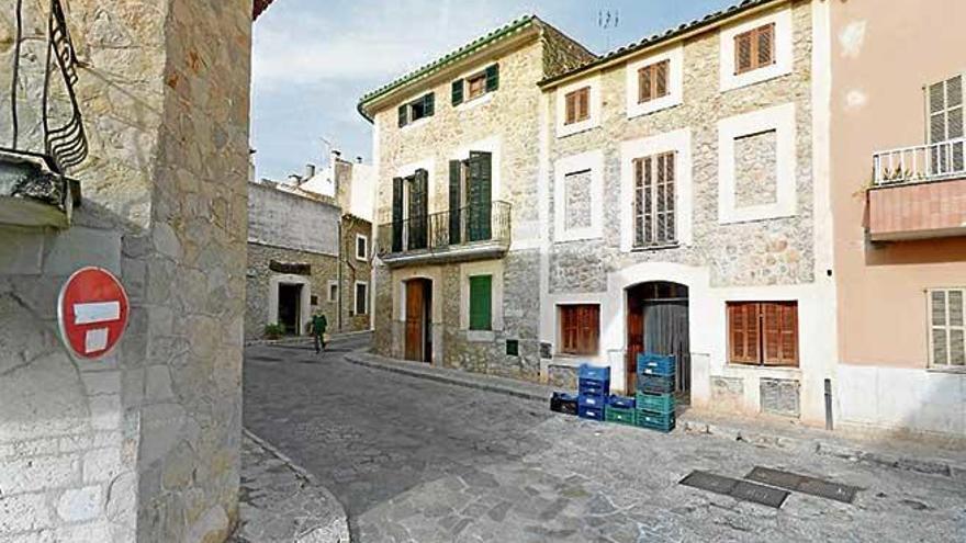 Una mujer accede a la calle Plaça d´Abaix, desde Canaleta, donde no se podrá aparcar el fin de semana.